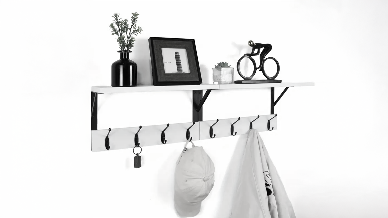 Read more about the article Style meets function: must-have pieces for monochrome decor